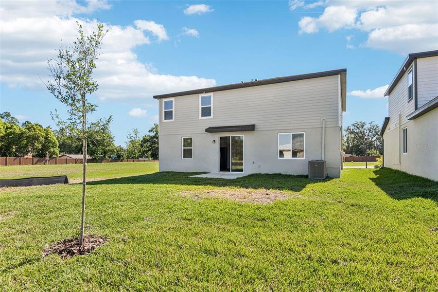 Exterior details and patio area of a home in Hilltop Vistas, Dade City (Image 3).