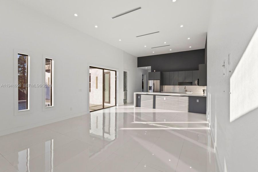 Spacious, unfurnished interior of a new home in , Lehigh Acres (Image 28).