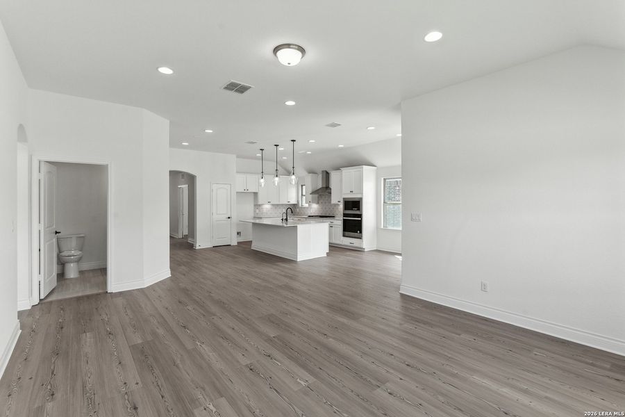 Spacious, unfurnished interior of a new home in Nopal Valley, San Antonio (Image 15).
