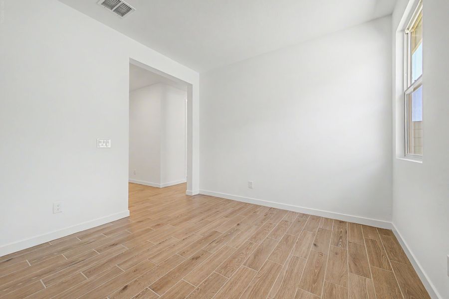 Spacious, unfurnished interior of a new home in White Tank Vistas, Waddell (Image 12).