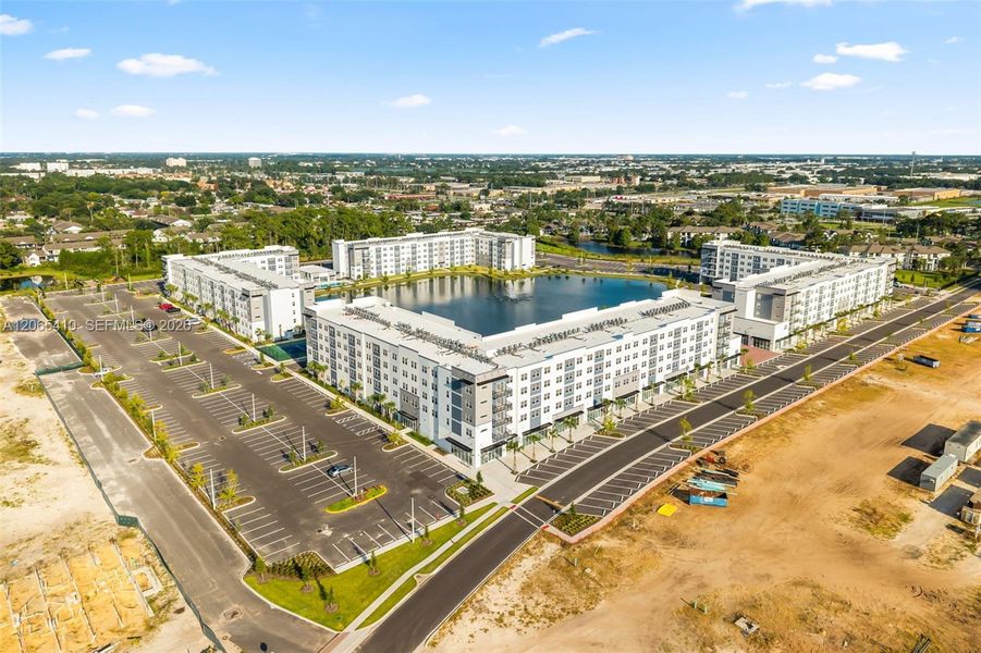 Condo located in Orlando, FL showcasing its design and architecture (Image 27).