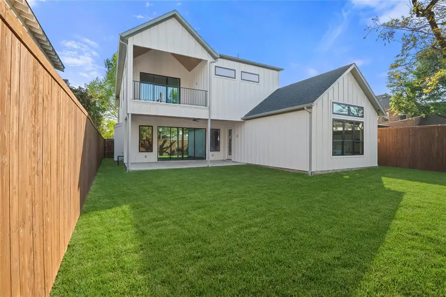 Exterior details and patio area of a home in , Dallas (Image 3).