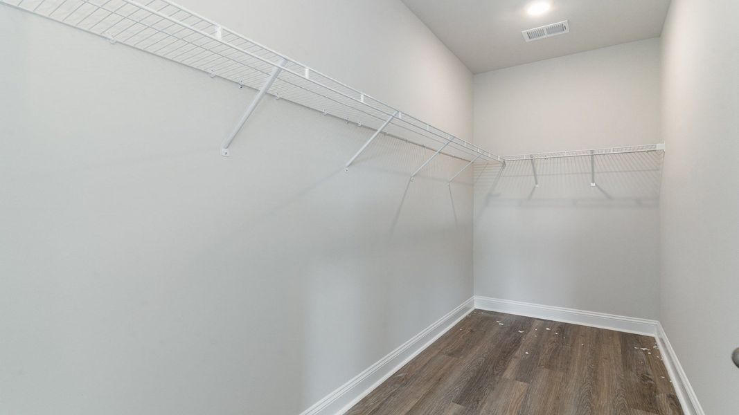 Spacious, unfurnished interior of a new home in Cross Creek, Lexington (Image 15).