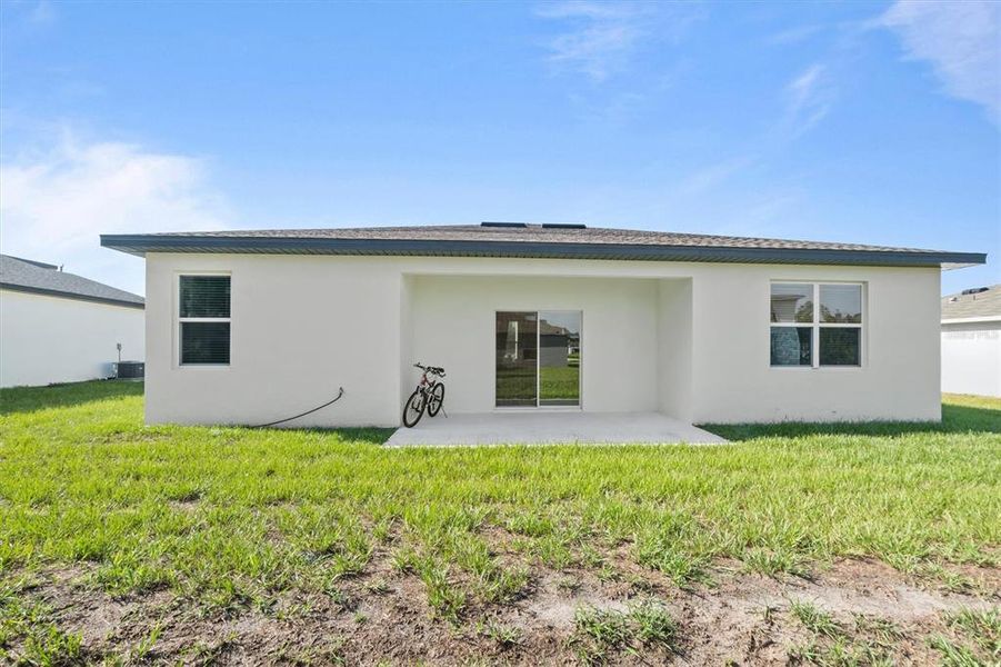 Front exterior of a new home in , Kissimmee, FL, highlighting curb appeal (Image 20).