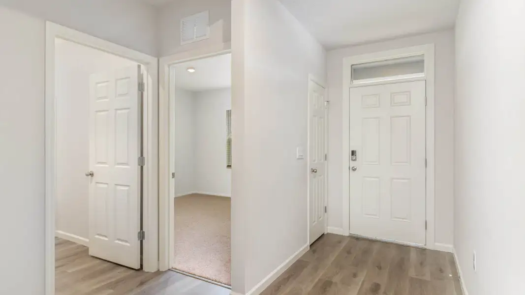 Spacious, unfurnished interior of a new home in Cypress Bay West, Palm Bay (Image 10).