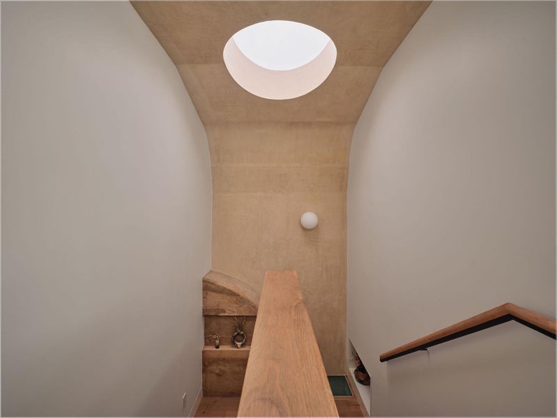 The light throughout the house reveals the subtle movementand soft sheen of the lime washed walls—further enhancing therich textures and organic nature of the home’s interior palette. The light throughout the house reveals the subtle movementand soft sheen of the lime washed walls—further enhancing therich textures and organic nature of the home’s interior palette.