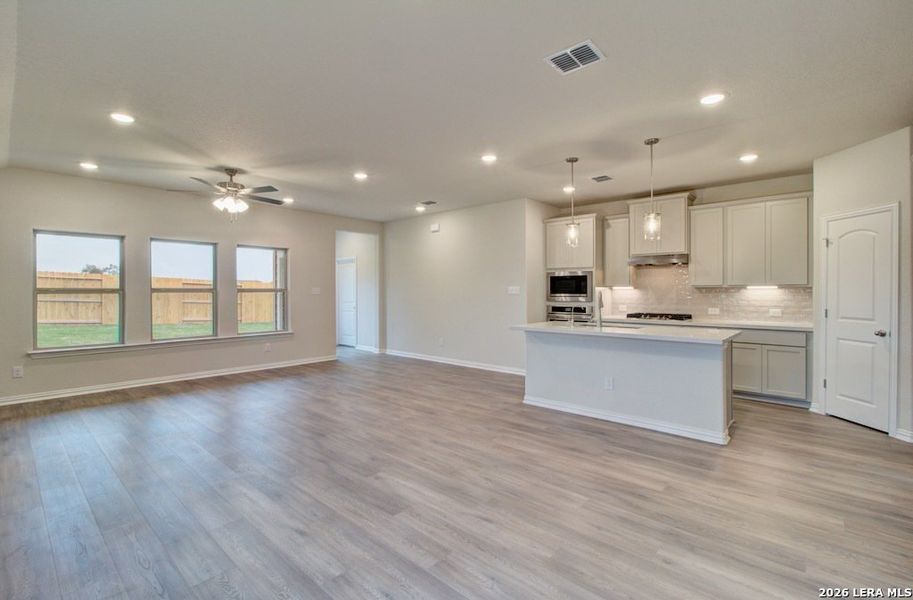 Spacious, unfurnished interior of a new home in Meyer Ranch - Enclave, New Braunfels (Image 14).