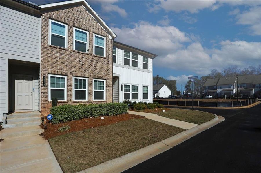 Exterior details and patio area of a home in Laurelwood, Douglasville (Image 3).