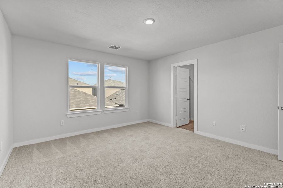 Spacious, unfurnished interior of a new home in Senna, Leon Valley (Image 12).