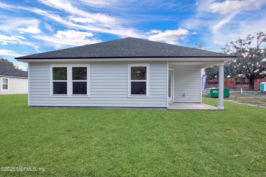 Exterior details and patio area of a home in , Palatka (Image 3).