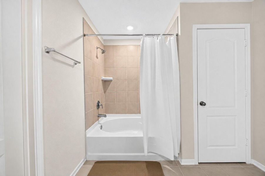 Furnished interior view inside a new home in , Katy (Image 18).