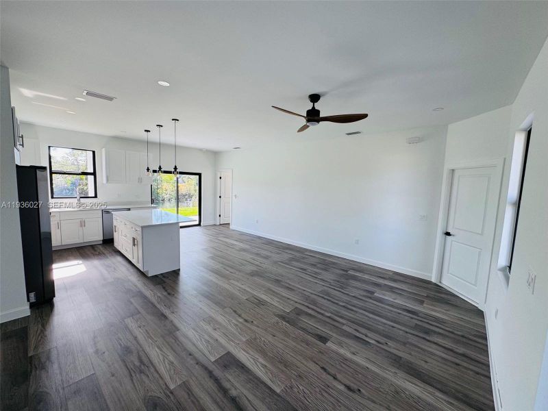 Spacious, unfurnished interior of a new home in , Cape Coral (Image 21).