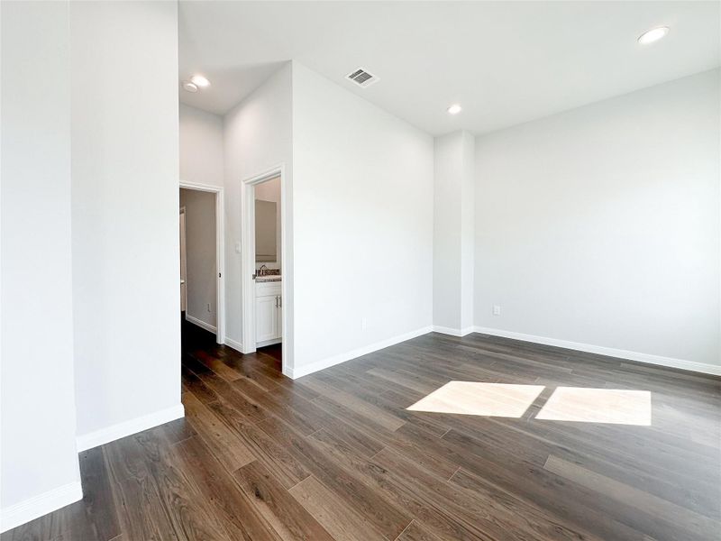 Spacious, unfurnished interior of a new home in , Spring (Image 19).