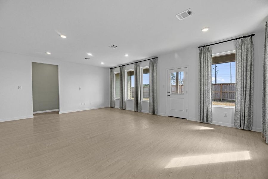 Spacious, unfurnished interior of a new home in Grand Oaks Reserve, Cleveland (Image 16).