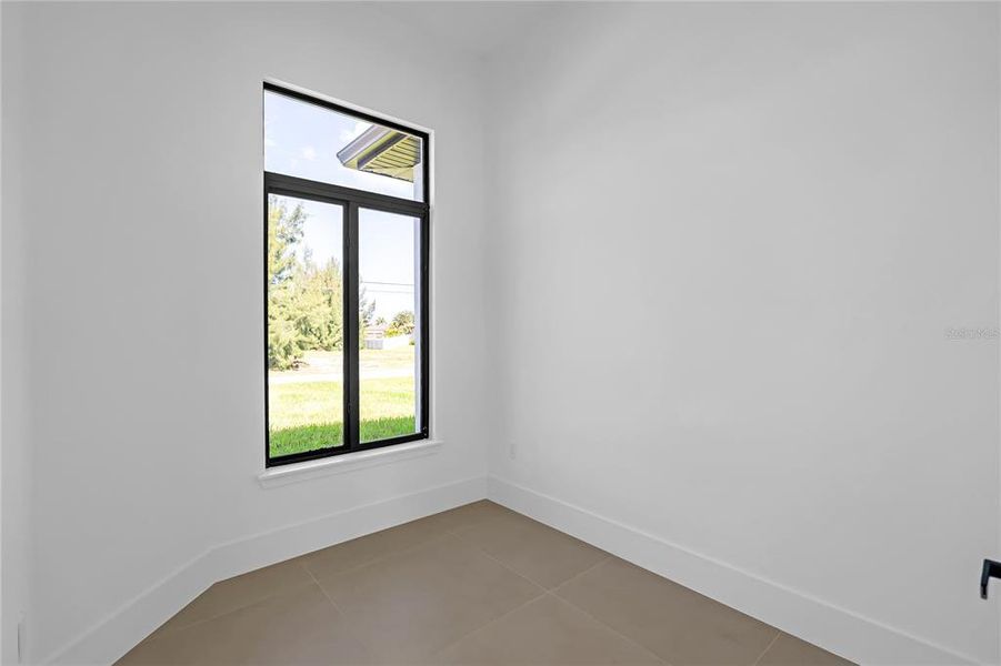 Spacious, unfurnished interior of a new home in , Cape Coral (Image 57).