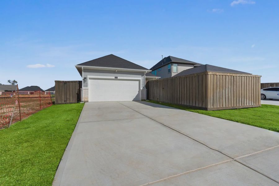 Image 27 representing the Oakmont by Chesmar Homes in Riceland Alley Loads, Mont Belvieu, TX.