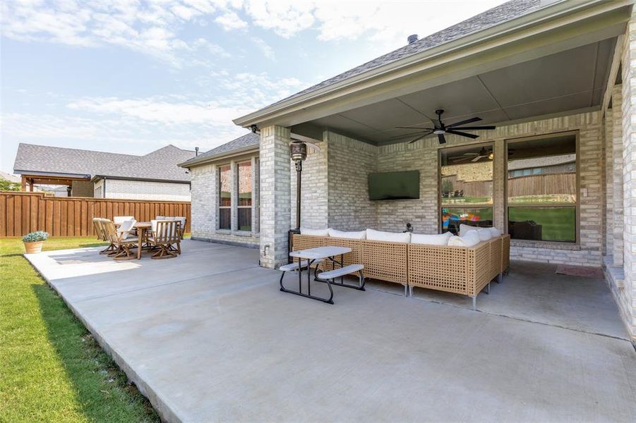 Exterior details and patio area of a home in Reunion, Rhome (Image 3).