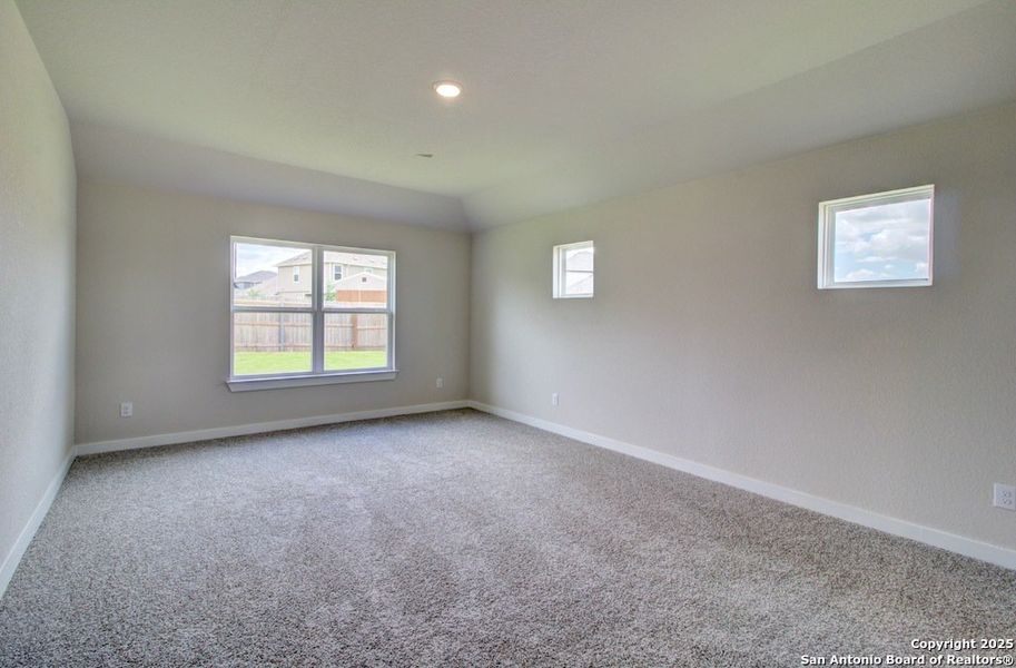Spacious, unfurnished interior of a new home in Cloud Country, New Braunfels (Image 10).