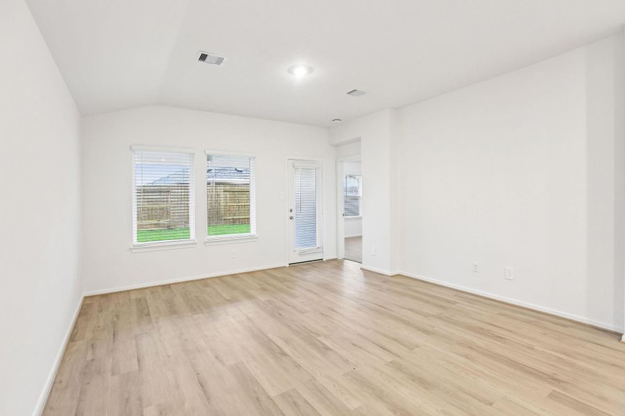 Spacious, unfurnished interior of a new home in , Conroe (Image 12).