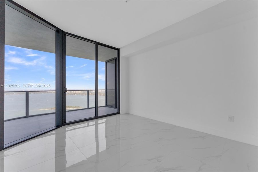 Spacious, unfurnished interior of a new home in Aria Reserve, Miami (Image 45).