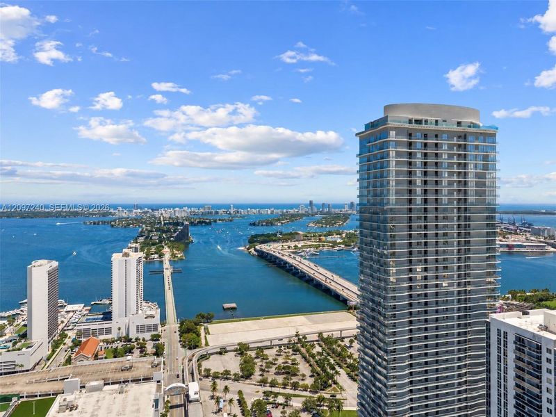 Condo located in Miami, FL showcasing its design and architecture (Image 33).