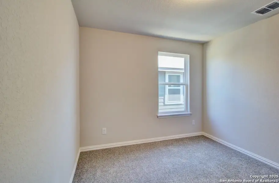 Spacious, unfurnished interior of a new home in Casinas at Gruene, New Braunfels (Image 10).
