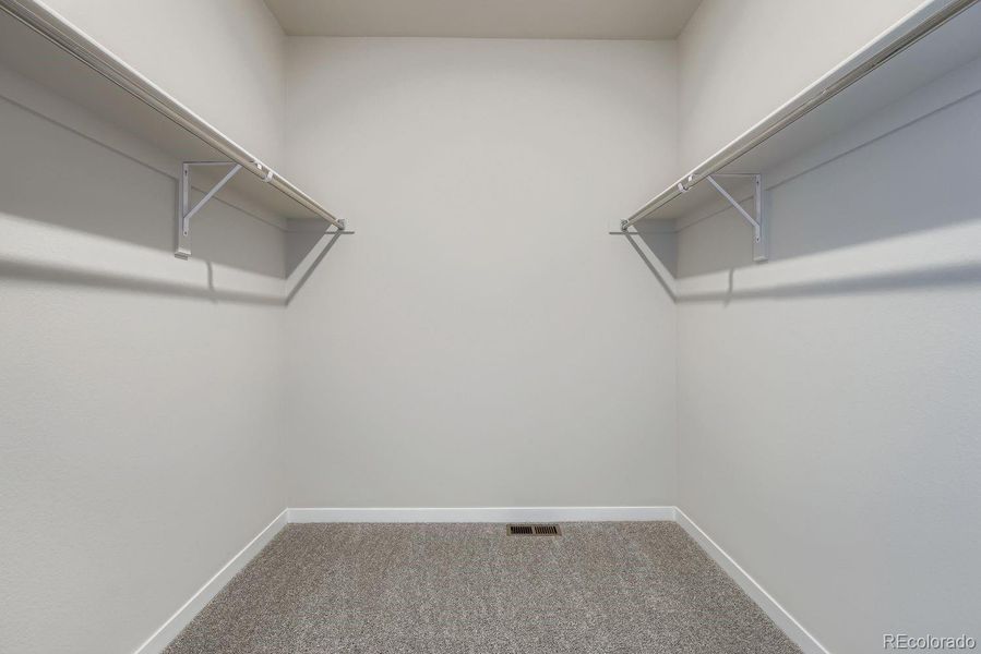 OWNER'S WALK-IN CLOSET