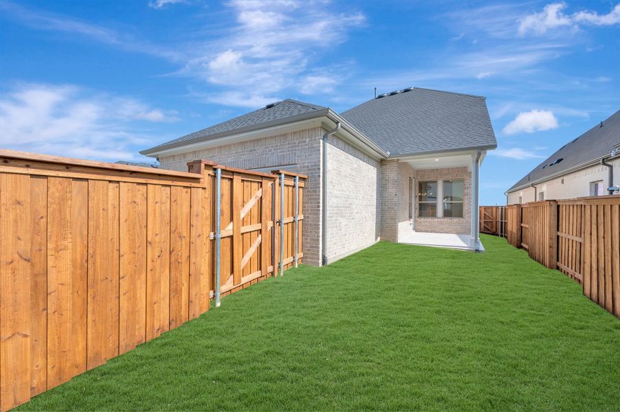 Exterior details and patio area of a home in Mantua Point Gardens, Van Alstyne (Image 4).