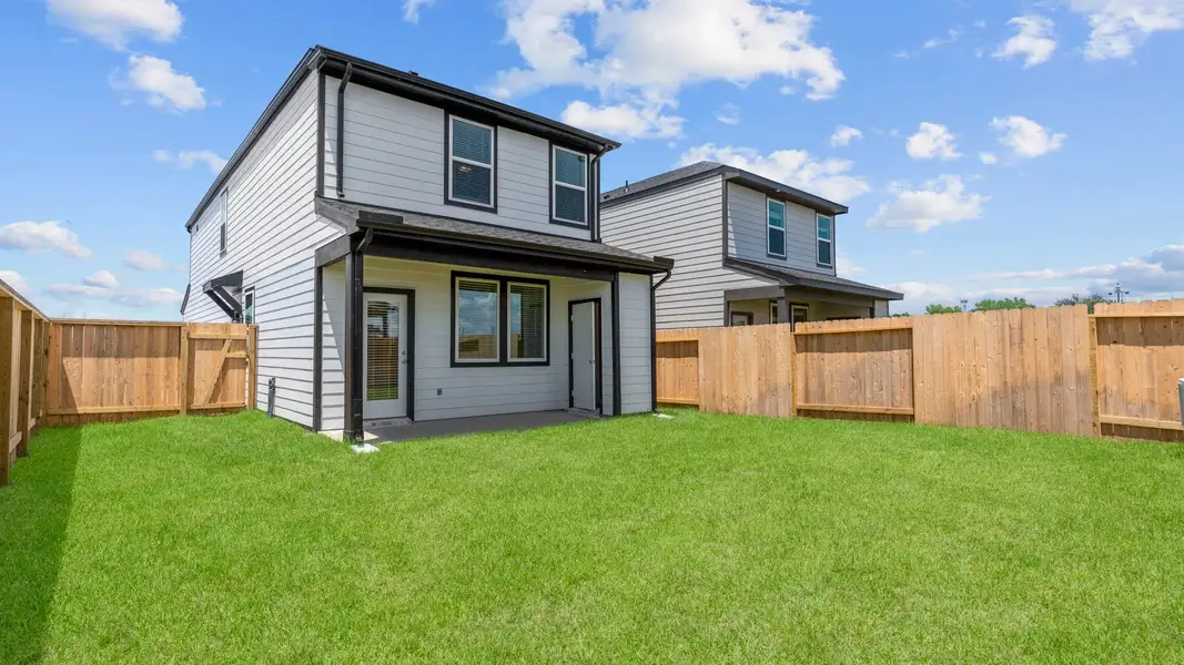 Exterior details and patio area of a home in Murphy Village, Missouri City (Image 3).
