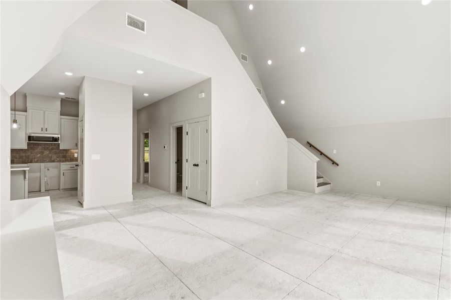 Spacious, unfurnished interior of a new home in , Mineola (Image 33).