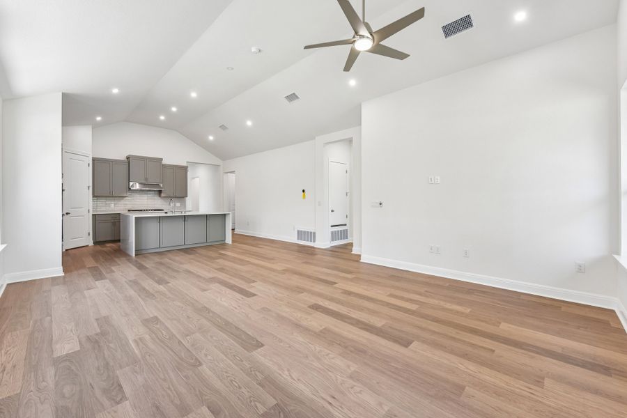 Spacious, unfurnished interior of a new home in Persimmon, Buda (Image 10).