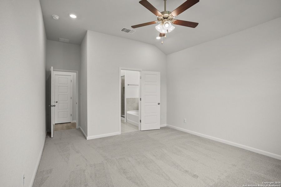 Spacious, unfurnished interior of a new home in Comanche Ridge, San Antonio (Image 15). Spacious, unfurnished interior of a new home in Comanche Ridge, San Antonio (Image 15).