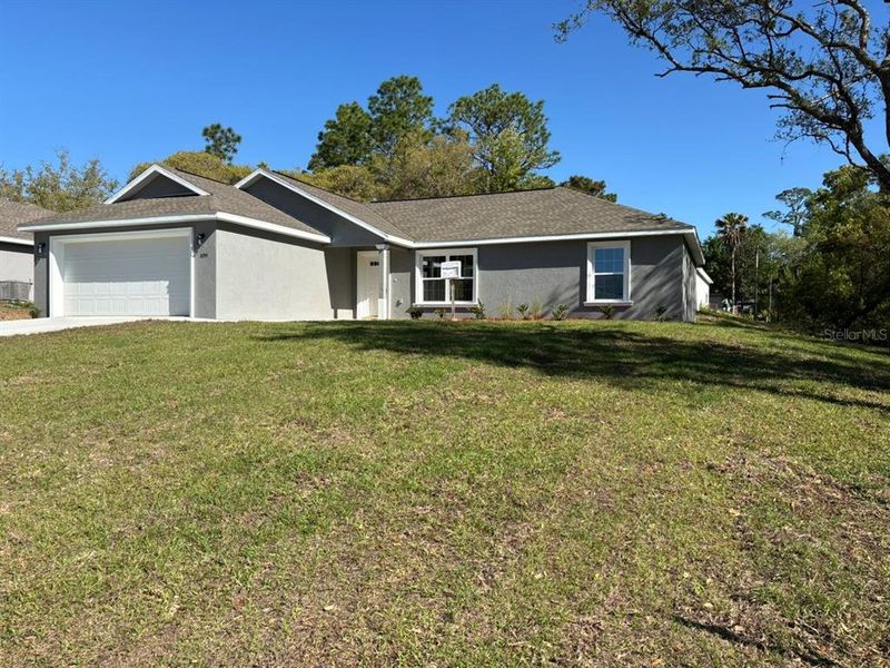 Exterior details and patio area of a home in , Dunnellon (Image 3).
