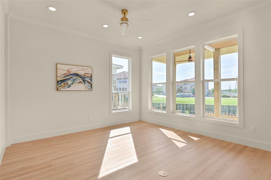 Living Room has ceiling fan and convenient plug discreetly installed on the floor. Living Room has ceiling fan and convenient plug discreetly installed on the floor.