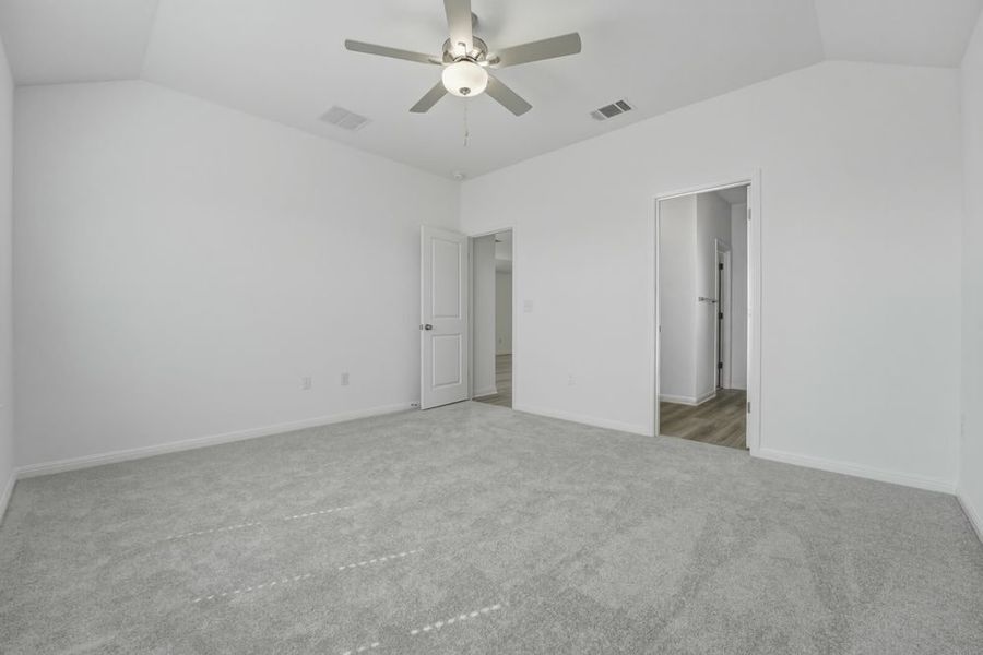 Spacious, unfurnished interior of a new home in Longview, Del Valle (Image 13).