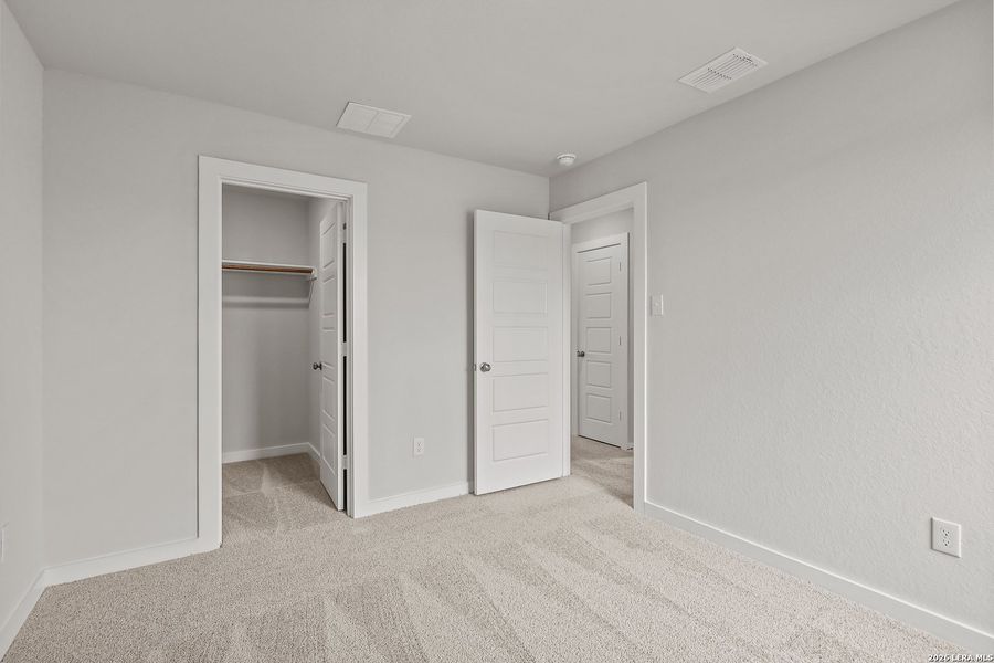 Spacious, unfurnished interior of a new home in Cinco Lakes, San Antonio (Image 34).