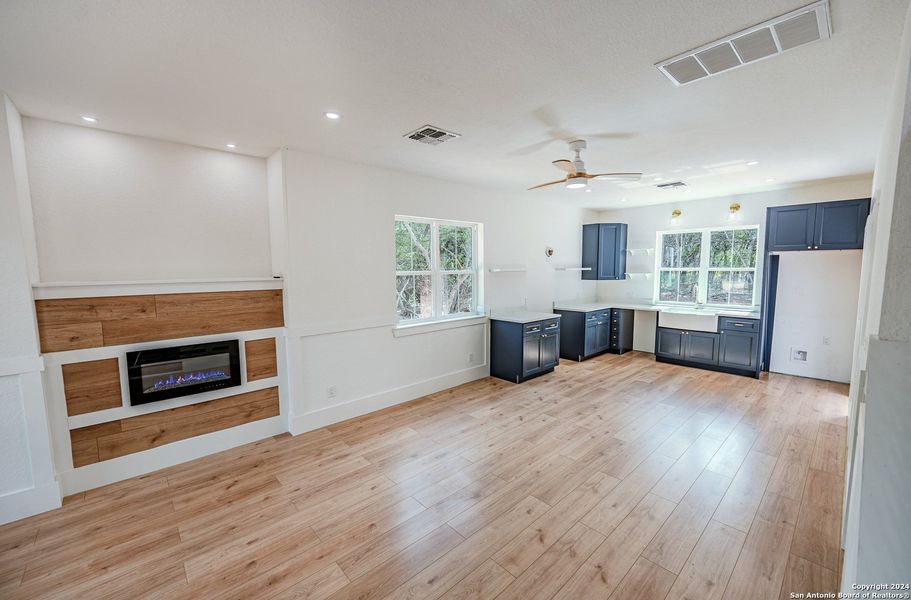 Spacious, unfurnished interior of a new home in , Bandera (Image 21).