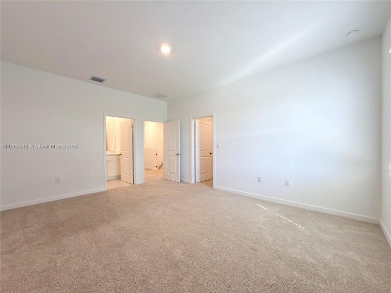 Spacious, unfurnished interior of a new home in , Pompano Beach (Image 26).