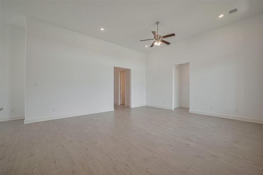 Spacious, unfurnished interior of a new home in Lago Mar, Texas City (Image 34). Spacious, unfurnished interior of a new home in Lago Mar, Texas City (Image 34).
