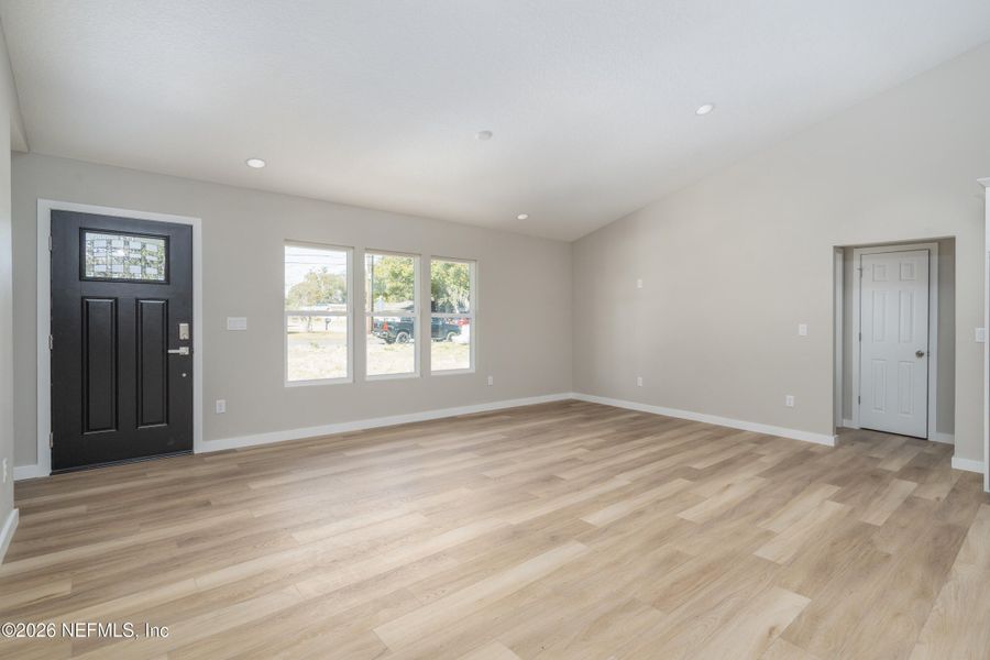 Spacious, unfurnished interior of a new home in , Palatka (Image 16).