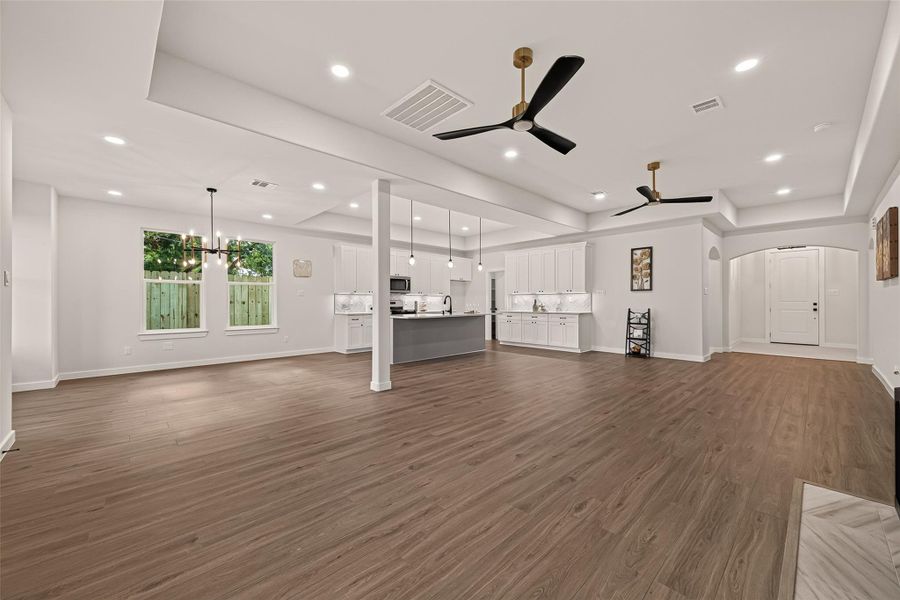 Spacious, unfurnished interior of a new home in , Deer Park (Image 26).
