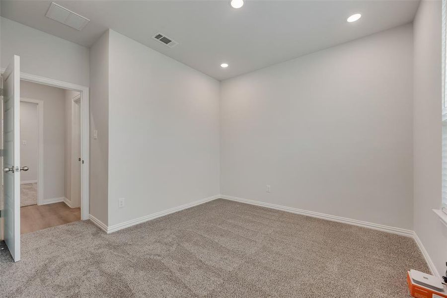 Spacious, unfurnished interior of a new home in Villages of Hurricane Creek, Anna (Image 24).