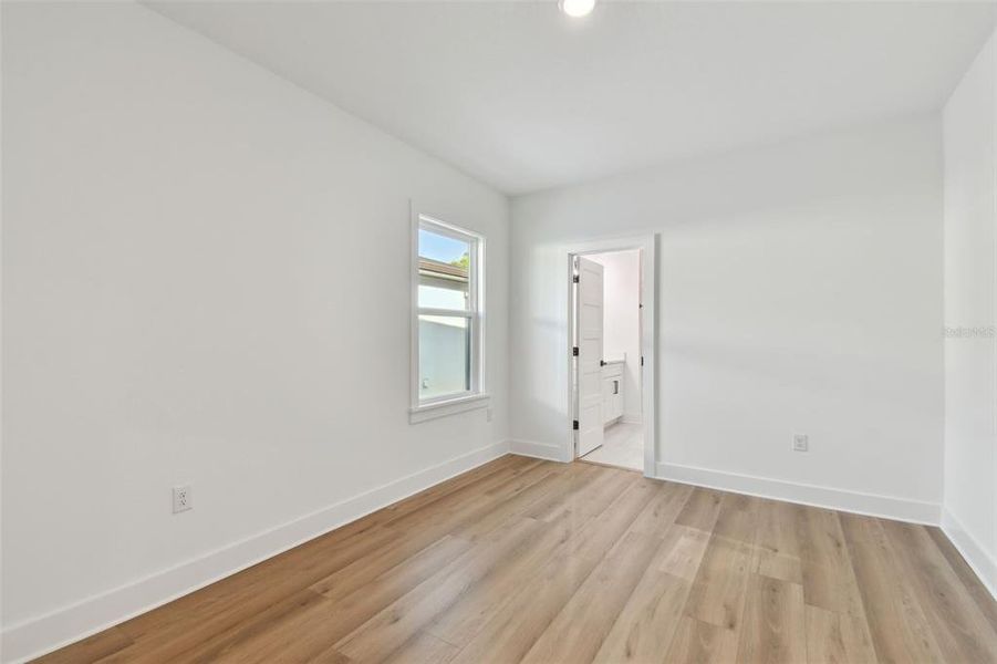 Spacious, unfurnished interior of a new home in , Tampa (Image 40).