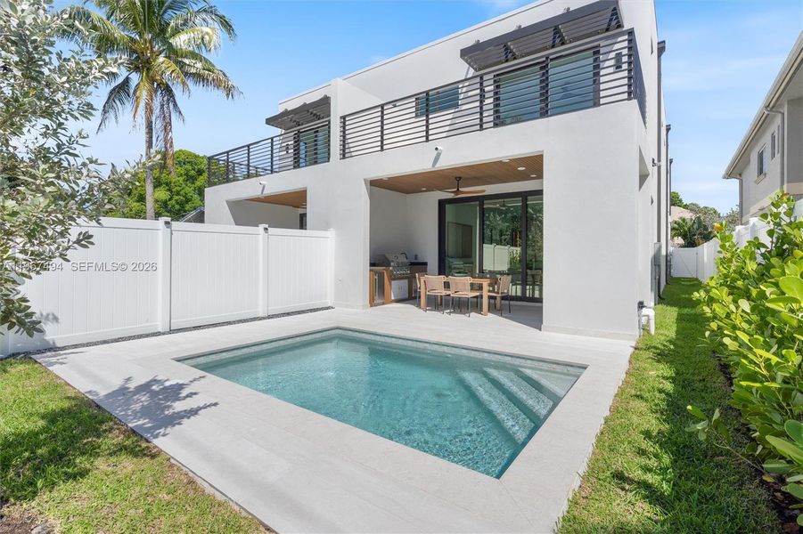 Exterior details and patio area of a home in , Fort Lauderdale (Image 27).