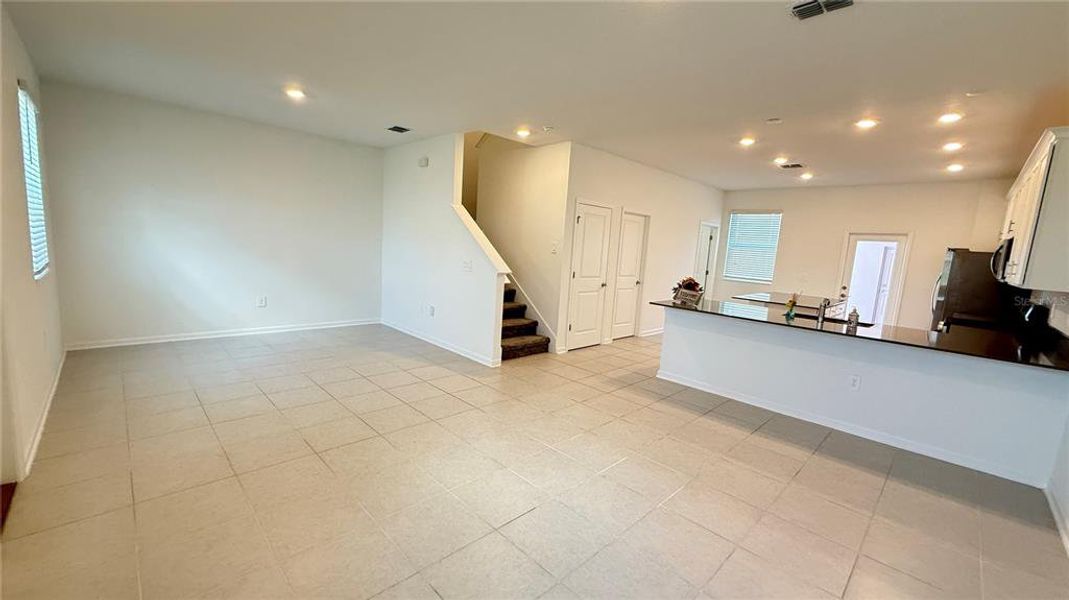 Spacious, unfurnished interior of a new home in , Kissimmee (Image 17).