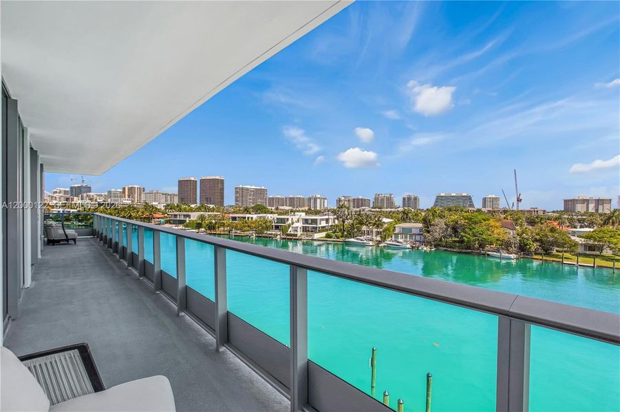 Condo located in Miami Beach, FL showcasing its design and architecture (Image 32).