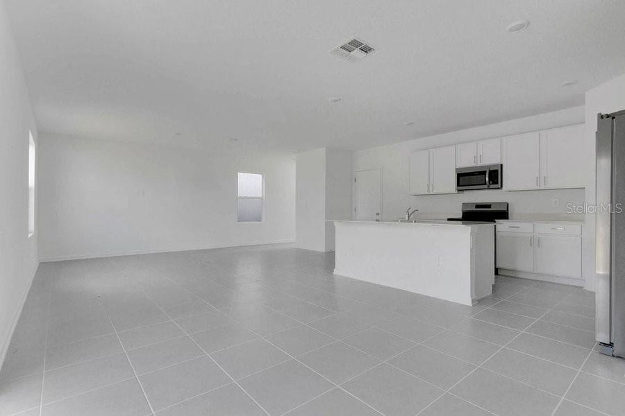 Spacious, unfurnished interior of a new home in Peace Creek Reserve, Winter Haven (Image 11).