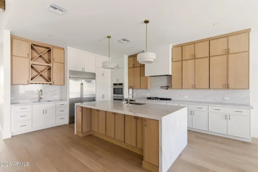 Chef’s Kitchen w Oversized Island Chef’s Kitchen w Oversized Island