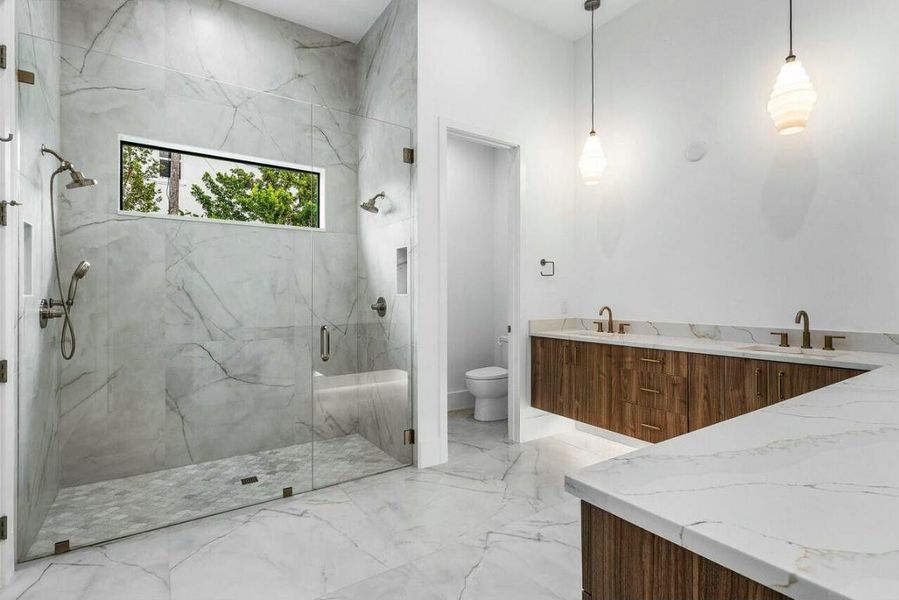 MASTER MAIN LEVEL ENSUITE MASTER MAIN LEVEL ENSUITE