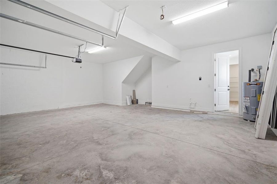 Spacious, unfurnished interior of a new home in Fieldstone, Plant City (Image 53).